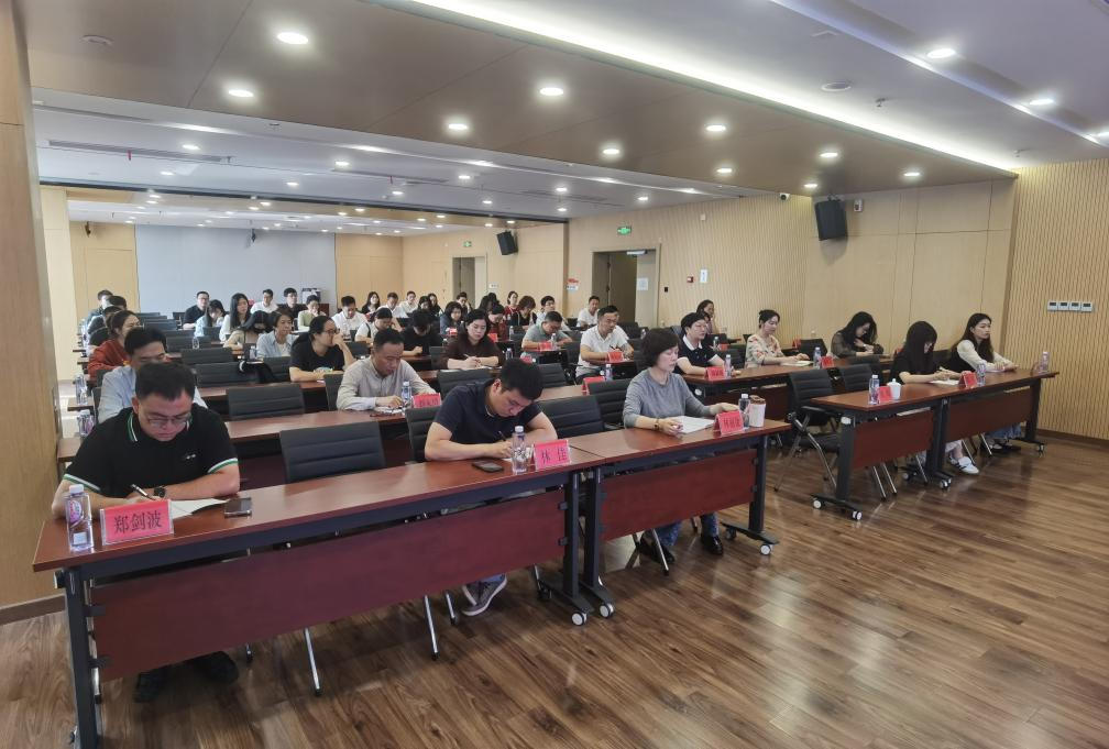 18av
举办人资、党建专题培训会