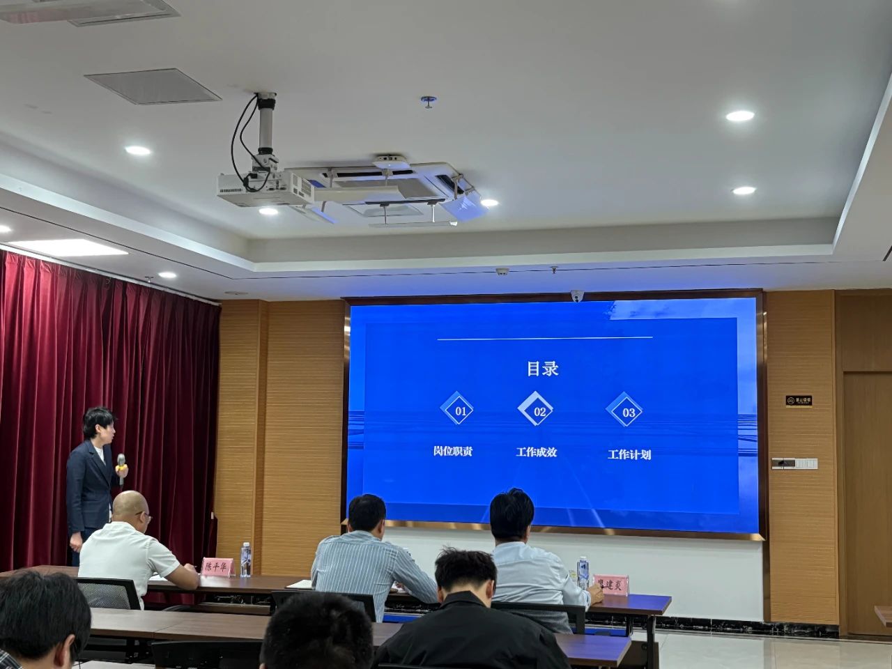 奋发向前 勇攀高峰——18av
下属企业市再担保公司开展2024年第三季度述职演讲活动