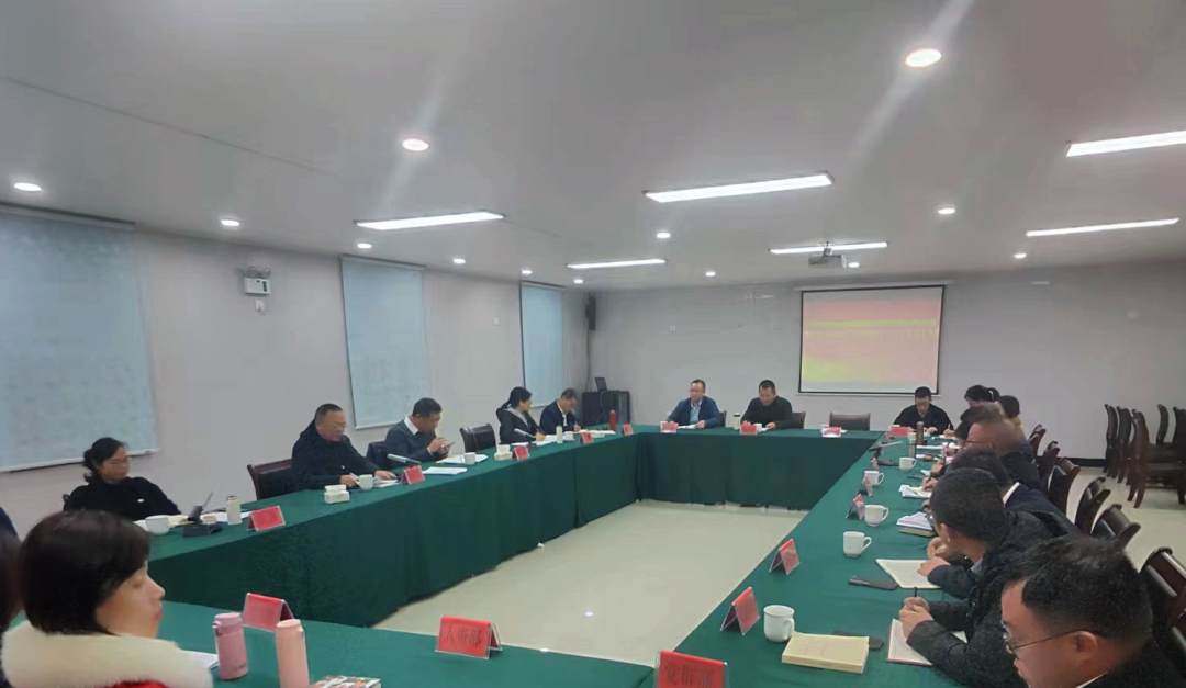 主题教育丨18av
党委举办主题教育第三次读书班