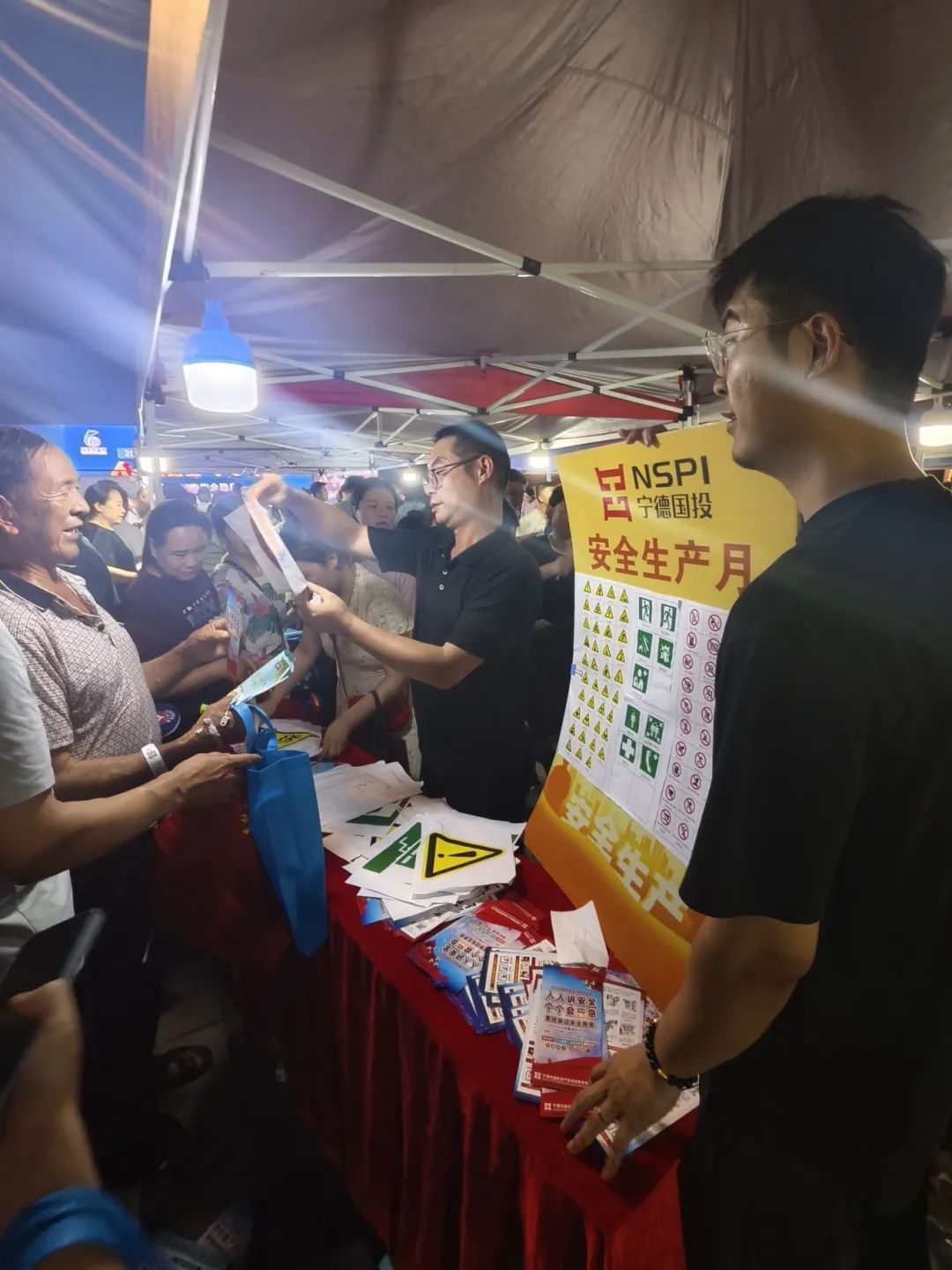 【国投资讯】人人讲安全、个个会应急——查找身边安全隐患 18av
参加“安全生产月”咨询日宣传活动